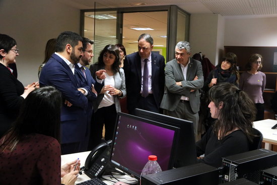 Vice president Pere Aragonès, social affairs minister Chakir el Homrani and Manresa mayor Valentí Junyent visiting the Specialized Intervention Service (by Laura Busquets)